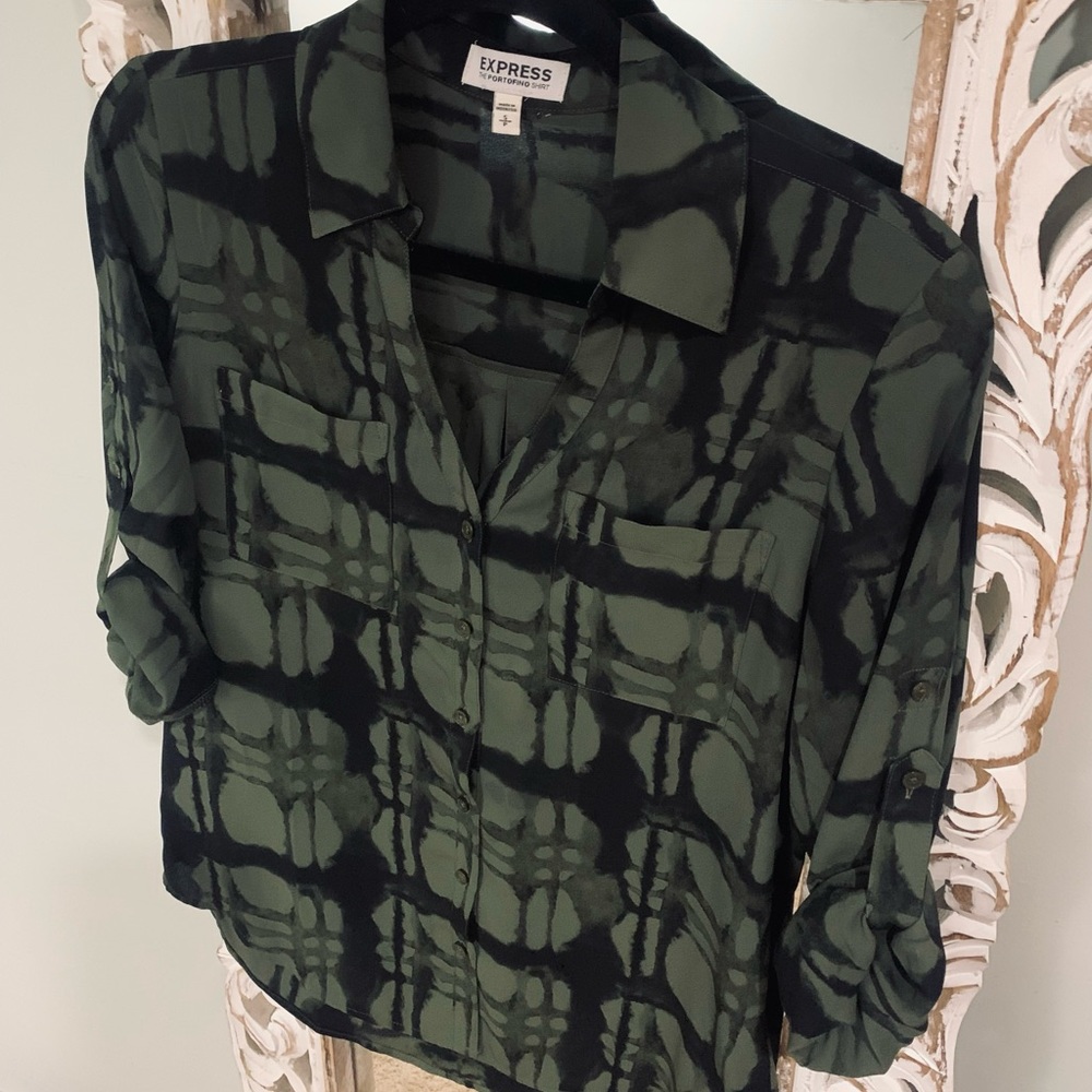 Express portfolio shirt! No damage!